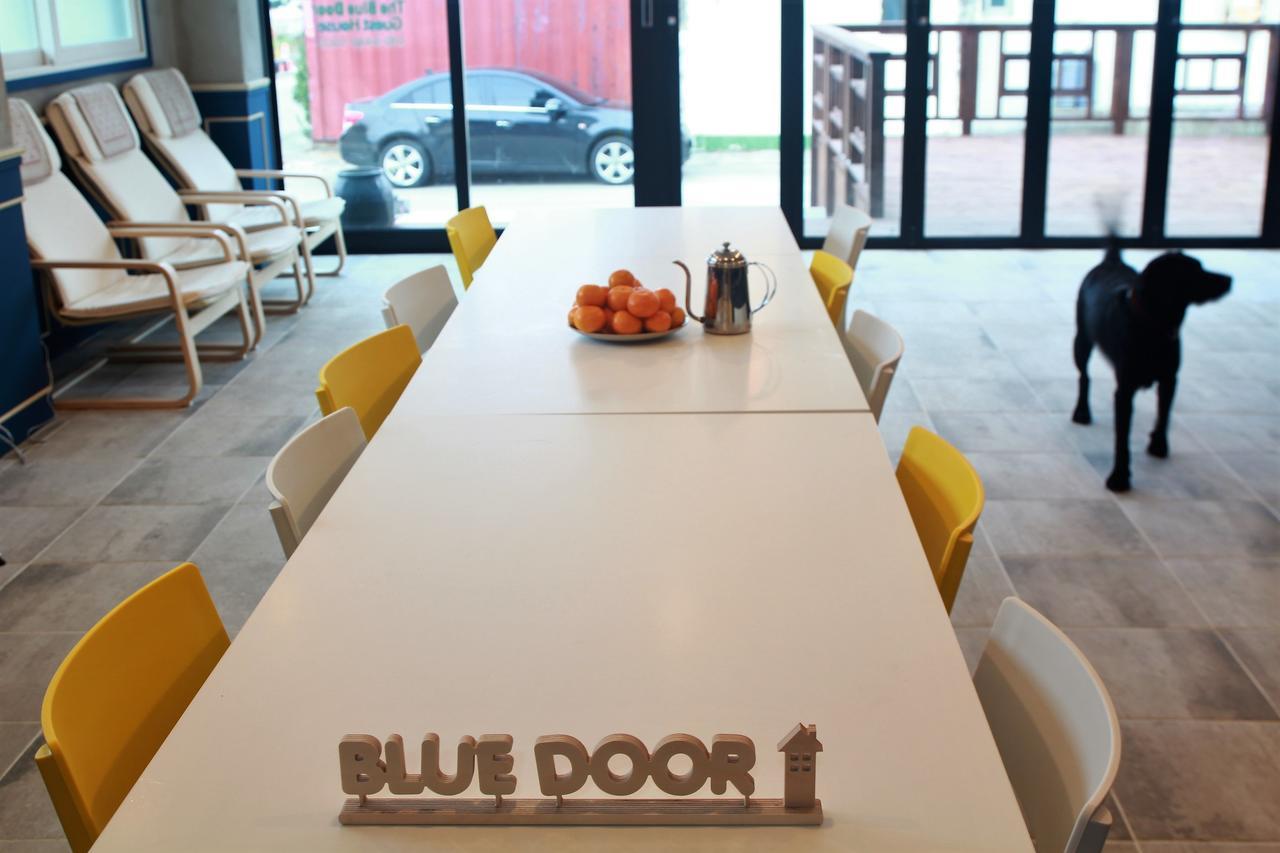 סוקצ'ו Blue Door Hostel Guesthouse מראה חיצוני תמונה